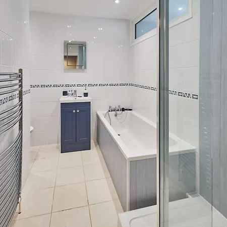 Host & - Station View Holiday home