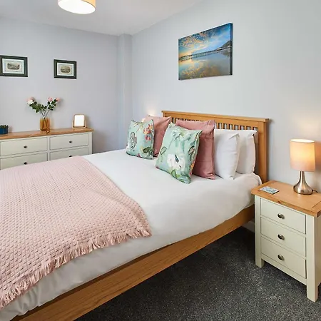 Host & - Station View *